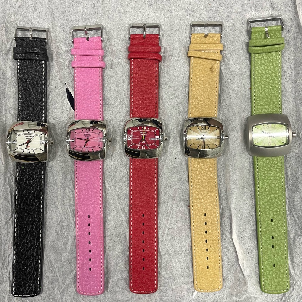 NWOT Vintage BEYOND AMERICA Women Wrist Watch Set Bundle Leather Band Multicolor